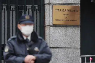 日本官方通报，今年3月持刀闯入中国驻日本大使馆的陆上自卫官村田晃大被起诉。图为一名日本警员驻守在中国驻日本大使馆外。 （法新社）