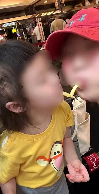 張女生前經常在社群分享與4歲女兒的生活點滴，母女倆一起出遊、拍攝影片，留下許多溫...