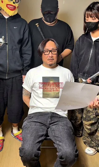 鄭中基被迫唸出白紙上的文字。（截圖自Instagram）