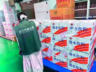 新竹市「農耕牌炊粉」日前被驗出含致癌物甲醛。台北市公衛師公會表示，主管機關應以保...