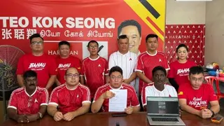 郑洧腾（前排左3）召开记者会，指国阵候选人锺绘名涉派红包又承诺捐款，促警方调查。