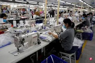 图为2020年12月29日，工人在越南河内的一家出口鞋厂内作业。 （路透社档案照片）