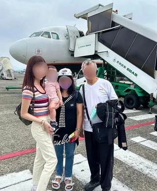 張女生前曾與女兒、公婆一同出國旅遊，照片中一家人並肩合影，未料如今涉嫌持刀殺害她...