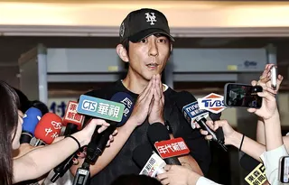 新北地院藝人閃兵案再度開庭，藝人修杰楷出庭時認罪，請求法官輕判6個月以下徒刑及緩...