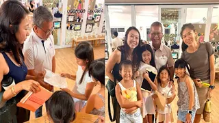 四小女孩向部长请愿 希望保留金文泰森林