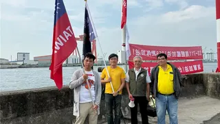 海鯤號傳出今晚首度跨夜測試，吸引軍事迷到場。（柯宗緯攝）