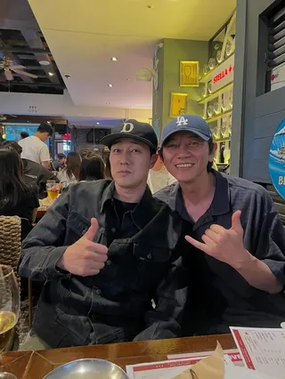 元炫埈（右）曝光蘇志燮的暖舉，大結局中的戲份是臨時加進去的。（圖／翻攝自IG @wonhyunjun_）