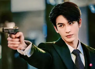 继四个月前凭《逐玉》爆红后，中国当红小生张凌赫主演的新剧《这一秒过火》未播先火。 （取自微博）
