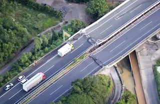 地震发生后，九州高速公路一段桥梁断裂。（路透社）