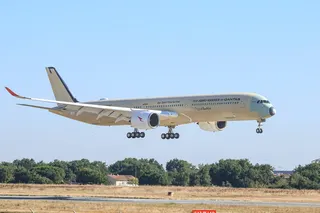周二，一架由澳洲航空运营的空客试飞飞机降落在法国图卢兹。