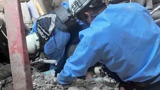 “救救我” 纸厂瓦砾下传微弱求救声 消防员徒手开挖救人