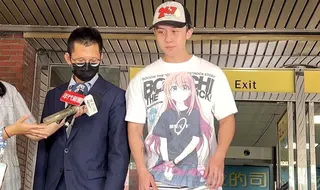藝人狄鶯的兒子孫安佐（右）涉嫌自製噴火槍並持有非制式霰彈槍遭起訴，士林地方法院3...