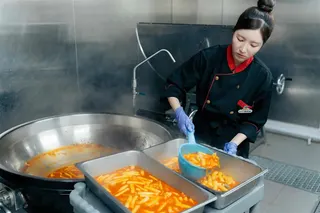 南珉貞幫忙下廚。（圖／好看娛樂提供）