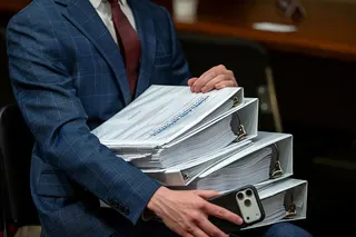 參議員29日準備了大量資料質詢佛奇，但佛奇一概引用憲法第五修正案拒絕回答。（歐新...