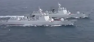 中國海軍 052D 型飛彈驅逐艦「長沙號」在西沙群島附近與 3 艘「外軍船艦」進行長達 47 小時的對峙。 圖 : 翻攝自海客新聞