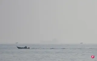 伊朗和阿曼扼守霍尔木兹海峡南北两岸。阿曼的穆桑达姆港岸外为霍尔木兹海峡。 （路透社）