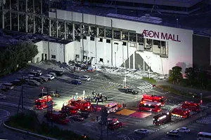 日本熊本縣鹿島町永旺購物中心28日強震後發生爆炸坍塌，研判可能多人死亡，救援持續。(路透)