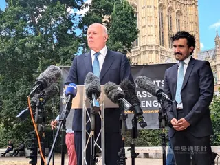 英國高等法院31日駁回司法覆核申請，放行中國在倫敦的巨型使館建案。以對北京立場強硬著稱的對中政策跨國議會聯盟（IPAC）支持居民提出上訴。圖為IPAC英國共同主席、國會議員史密斯（左）與律師31日在記者會發言。中央社記者陳韻聿倫敦攝　115年7月31日