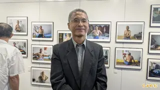 攝影家黃子明鏡頭下的韓戰中國志願軍戰俘，他們身上刺有「反共抗俄」、「殺朱拔毛」等反共標語。(記者林翠儀攝)