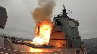 日本海自驅逐艦「鳥海號」於2026年7月29日在美國海軍的支援下，在太平洋進行了...