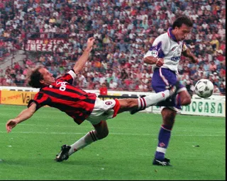 Fiorentina’s Gabriel Batistuta (right) is tackled by AC Milan’s Franco Baresi during the 1996 Italian Super-Cup final. Photo: AP