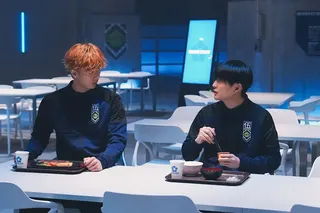 高橋文哉（右）在《藍色監獄》真人版電影中一開始因名次落後只能吃納豆配飯。甲上娛樂提供