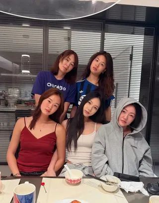 賈永婕（後排左）請Elly（前排中）到家中作客，小S（前排右一）不請自來。（圖／翻攝自賈永婕臉書）