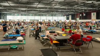 Des personnes évacuées sont hébergées au Parc des Expositions de Bordeaux, en France, après avoir dû quitter leurs habitations situées en périphérie de la ville en raison des incendies.