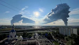 俄羅斯聖彼得堡當局表示，野莓公司當地倉庫7月24日遭烏克蘭無人機攻擊後起火，這張...