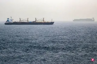 7月25日，船只通过也门南部沿海的曼德海峡（Bab el-Mandeb Strait）。 （法新社）