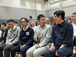 運動部長李洋（右二）今天出席高雄三民運動中心，右為高雄市長陳其邁。（記者郭韋綺／...