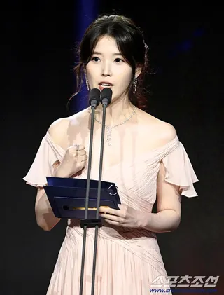 IU以上屆得主身分頒獎。(摘自朝鮮體育)