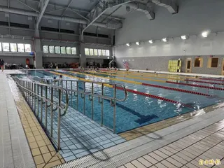 泳池設有無障礙下水設施。(記者許麗娟攝)