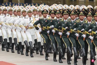 中共总书记习近平在“八一”建军节前强调，要坚持和加强党对军队的绝对领导，确保枪杆子永远听党指挥，并深入推进反腐败斗争。图为解放军仪仗队5月20日在北京参加为到访的俄罗斯总统普京举行欢迎仪式。 （路透社）