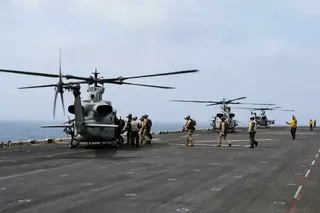 截取自美国中央司令部（CENTCOM）7月25日发布未注明日期的视频截图显示，美国中央司令部所称旨在执行其对伊朗海上封锁的行动。 （图取自美国中央司令部/法新社）