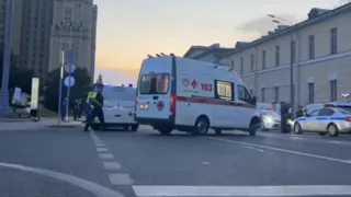 莫斯科的Balzi Rossi餐厅周六发生爆炸，一辆救护车正赶赴现场。俄罗斯方面称当时餐厅内正在举行一场有多名高级军官出席的私人婚礼。（视频截图）