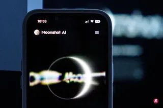 中国人工智能（AI）公司月之暗面据报与阿里巴巴达成一项算力协议，可使用阿里巴巴约2万枚英伟达Hopper系列H200晶片。图为一部智能手机屏幕显示的月之暗面AI标志，摄于7月21日。 （彭博社）