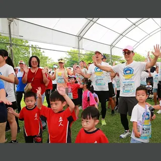 彰化縣田中鎮「Run For Dad爸趣迷你馬拉松」，歌手任賢齊（第二排右一）和藝人九孔（右二）做暖身操。圖／中華民國舒康樂活運動協會提供
