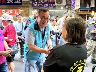 國民黨新北市長參選人李四川在土城學府市場掃街拜票，沿途與攤商、民眾熱情握手互動。...