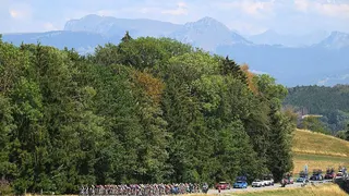 A general view of the peloton passing through a landscape during the 5th Tour de France Femmes 2026, Stage 2 a 147.9km stage from Aigle to Genev