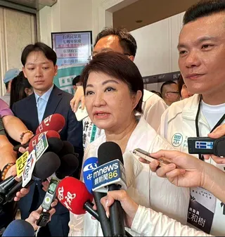 台中市長盧秀燕（中）批中央在處理致癌油事件「蓋牌、吃案、當門神」，難道不用有人負...