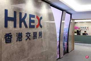香港交易所星期一（8月3日）发行五年国债期货，有助于推动人民币国际化。图为港交所办公室外的标志，摄于2025年6月。 （路透社档案照）