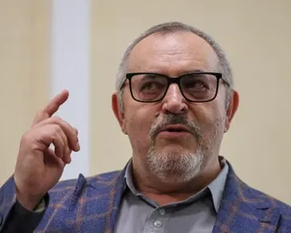 Boris Nadezhdin raises a finger as he speaks in court