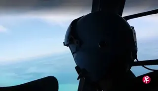 解放军南部战区星期六（8月1日）在黄岩岛周边海空域组织海空联合演训，并罕见公开演训现场画面。 （央视新闻视频截图）