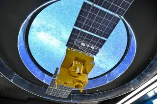 2025年7月1日，在位于中国合肥的中电信量子信息科技集团有限公司科技体验馆内拍摄的“墨子号”量子卫星模型。（图取自新华社）