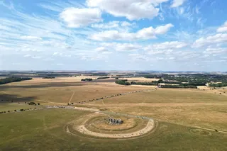 7月28日空拍照片显示，位于英格兰南部威尔特郡埃姆斯伯里附近的巨石阵周围草地因干旱被烧焦。此前，英格兰部分地区已经历了夏季的3次热浪。（图取自法新社）