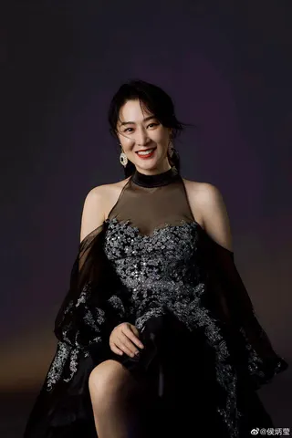 侯炳瑩仍凍齡如昔。（取材自微博）