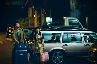 梁詠琪（左）在戲中對女兒陳姸霏有高度期待，強拉女兒入住「聰明鎮」。圖／奇蹟映畫所...