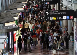 旅客在泰國曼谷的蘇凡納布機場（Suvarnabhumi Airport）內。(歐...