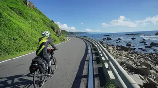在台灣東部騎單車的旅人